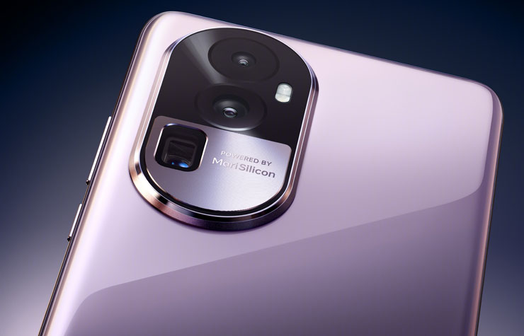 Reno10 Pro+以高畫素鏡頭模組搭配 Sony 感光元件，帶來全場景的清晰影像；5000 萬畫素 OIS 主鏡頭配備 Sony IMX890 旗艦級感光元件，大幅提升清晰度及進光量，不論白天、夜晚都能捕捉動人細節；6400 萬畫素 OIS 長焦鏡頭為同價位唯一潛望式長焦鏡頭，支援 3 倍光學變焦，聚焦畫面主體，一鍵就能拍出具故事感張力的人像美照。