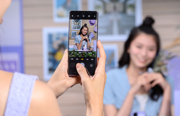 OPPO Reno10 系列搭載超清晰人像攝影系統，以全新長焦鏡頭模擬單眼相機黃金經典焦段，強大的拍攝能力可原圖直出攝影大作！