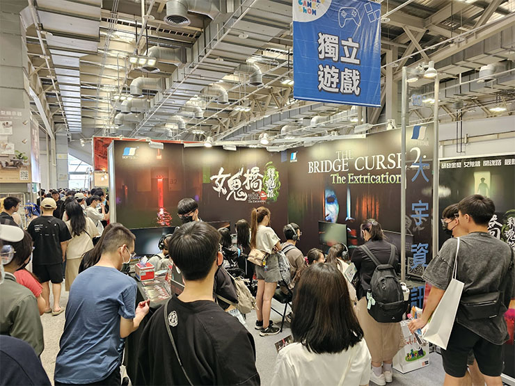 獨立遊戲專區吸引了非常多排隊等待試玩的玩家