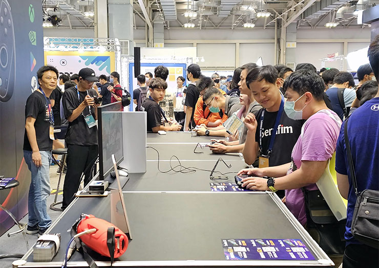 碩擎科技的攤位同樣也聚集許多試用 Serafim S3 的玩家