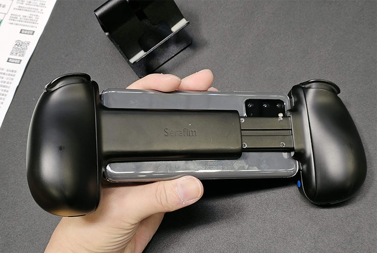 Serafim S3 本身具備可拉伸的夾具，能支援最大7 吋的手機