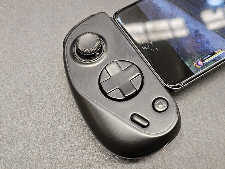 手把左側有左類比搖桿、十字鍵與功能鍵。