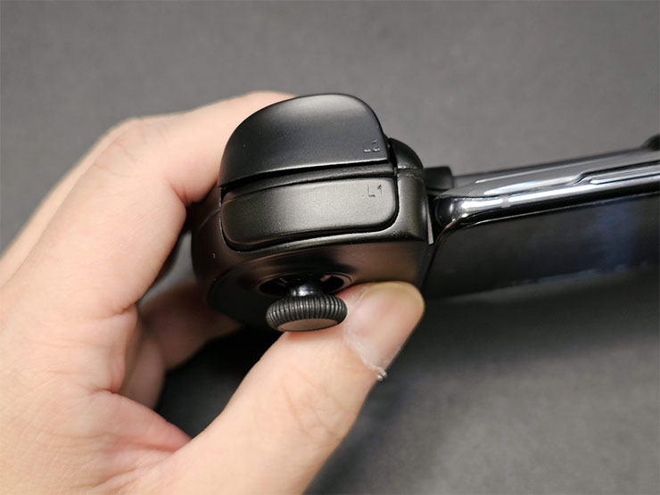 肩鍵同樣為兩組且大面積設計手感更佳