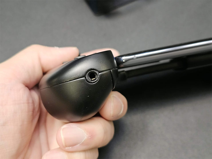 手握左側下方也附有 3.5 mm 耳機接口，可允許玩家連結自己喜歡的耳機來使用。