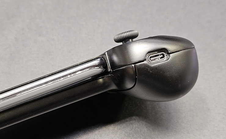 手把右側下方的 USB Type-C 埠可支援 PD 快充，遊玩時也能為手機充電。