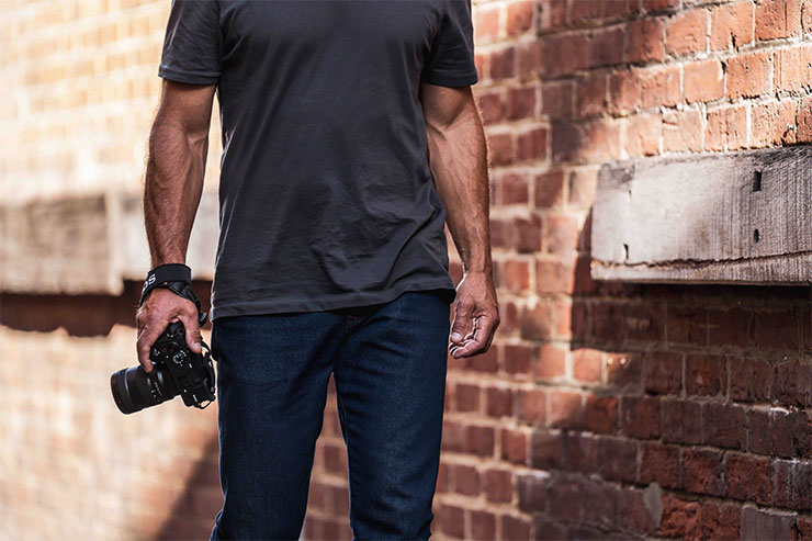  α6700 擁有小巧且輕量的機身設計，造就其出色的便攜性與機動性。