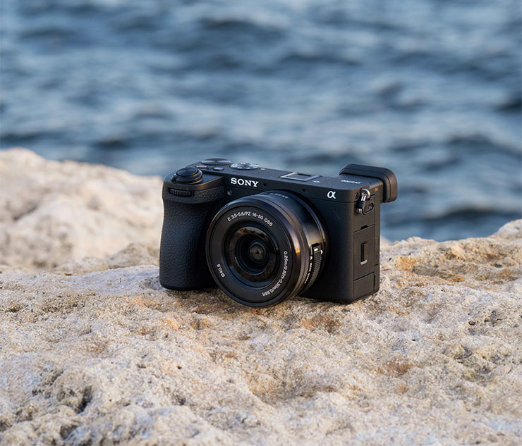  α6700 搭載 S-Cinetone相片設定檔可輕鬆打造電影感色彩、捕捉自然膚色；並擁有高實用性的「自動取景」 功能，可在固定機位自動平穩地追蹤被攝主體，以確保其維持在明確突出的位置。