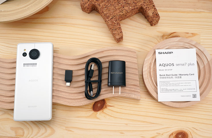 SHARP AQUOS sense7 plus 開箱體驗:日系質感、手感輕薄、優異螢幕與大容量電池兼備,相機表現可圈可點! - 阿祥的網路筆記本 盒內物品一覽,除了手機本體,也有附充電器、充電線(USB A to C)、轉接器(USB C to A)和說明書。