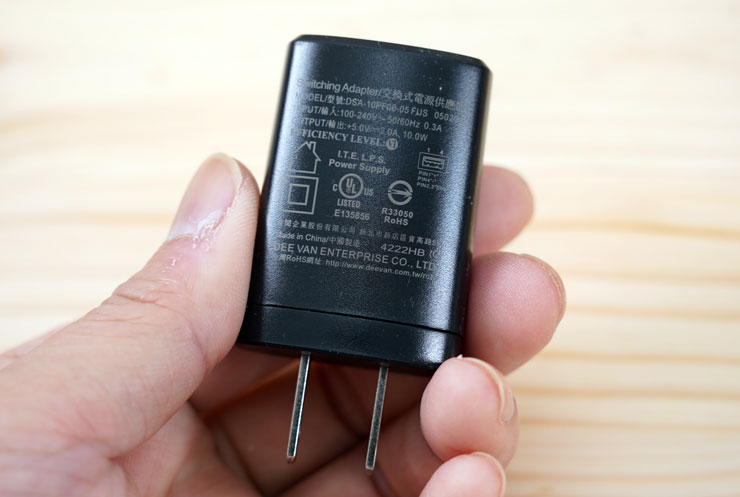 SHARP AQUOS sense7 plus 開箱體驗:日系質感、手感輕薄、優異螢幕與大容量電池兼備,相機表現可圈可點! - 阿祥的網路筆記本 充電器小小一顆,輸出功率為 10W。