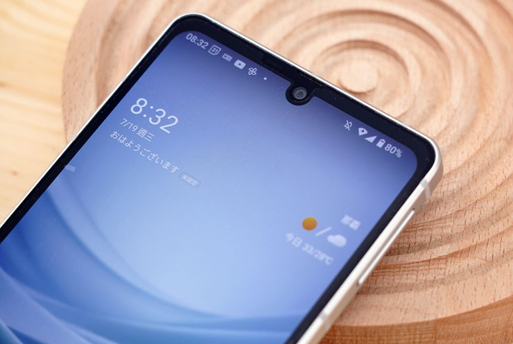 SHARP AQUOS sense7 plus 開箱體驗:日系質感、手感輕薄、優異螢幕與大容量電池兼備,相機表現可圈可點! - 阿祥的網路筆記本 水滴型的額頭嵌入了 800 萬畫素的前鏡頭,與邊框整合一體化,手機的螢幕出廠時有預貼了一張軟質保護貼。