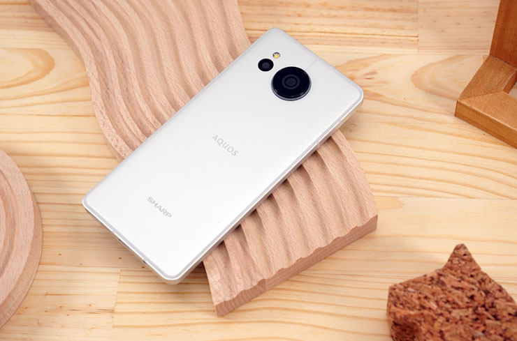 SHARP AQUOS sense7 plus 開箱體驗:日系質感、手感輕薄、優異螢幕與大容量電池兼備,相機表現可圈可點! - 阿祥的網路筆記本 此次開箱的版本為「白月銀」,目前台灣也僅推出這一款式,機身背面為金屬色調的銀色,表層有霧面磨砂處理。