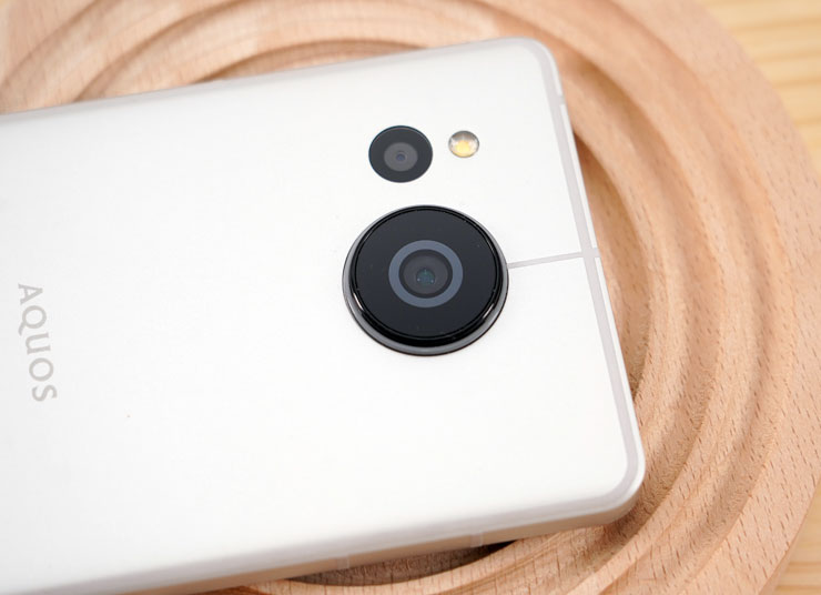 SHARP AQUOS sense7 plus 開箱體驗:日系質感、手感輕薄、優異螢幕與大容量電池兼備,相機表現可圈可點! - 阿祥的網路筆記本 機身背面配置了廣角主鏡(大顆)與廣角鏡頭,以及同樣圓型設計的補光燈。