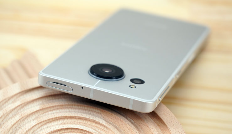 SHARP AQUOS sense7 plus 開箱體驗:日系質感、手感輕薄、優異螢幕與大容量電池兼備,相機表現可圈可點! - 阿祥的網路筆記本 機身頂部配置了第二麥克風與免工具拆卸的 SIM 卡槽。