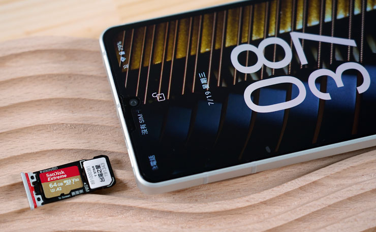SHARP AQUOS sense7 plus 開箱體驗:日系質感、手感輕薄、優異螢幕與大容量電池兼備,相機表現可圈可點! - 阿祥的網路筆記本 SHARP AQUOS sense7 plus 搭配了 nano SIM + microSD 卡設計,最大可支援 1TB 容量的記憶卡。