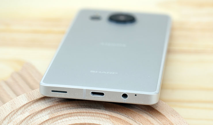 SHARP AQUOS sense7 plus 開箱體驗:日系質感、手感輕薄、優異螢幕與大容量電池兼備,相機表現可圈可點! - 阿祥的網路筆記本 機身底部可看到揚聲器孔、USB C 埠、麥克風孔與目前已經很少見的 3.5 mm 耳機 / 麥克風接口。