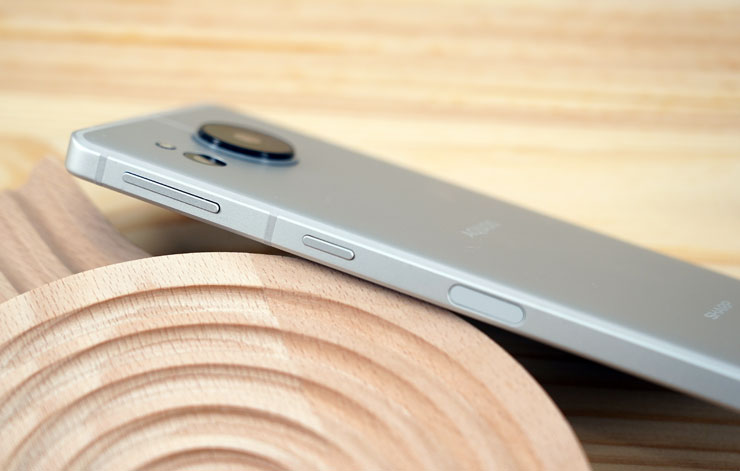 SHARP AQUOS sense7 plus 開箱體驗:日系質感、手感輕薄、優異螢幕與大容量電池兼備,相機表現可圈可點! - 阿祥的網路筆記本 按鍵集中於機身右側,分別為一體式的音量調節鍵、電源鍵與側置指紋辨識器。