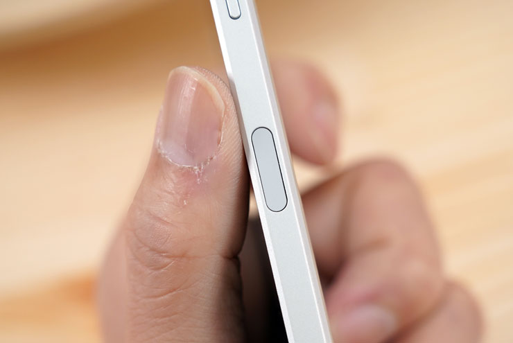 SHARP AQUOS sense7 plus 開箱體驗:日系質感、手感輕薄、優異螢幕與大容量電池兼備,相機表現可圈可點! - 阿祥的網路筆記本 相較於螢幕下指紋辨試,側置式指紋辨識在使用上更易於上手,且辨識速度也更快一些。