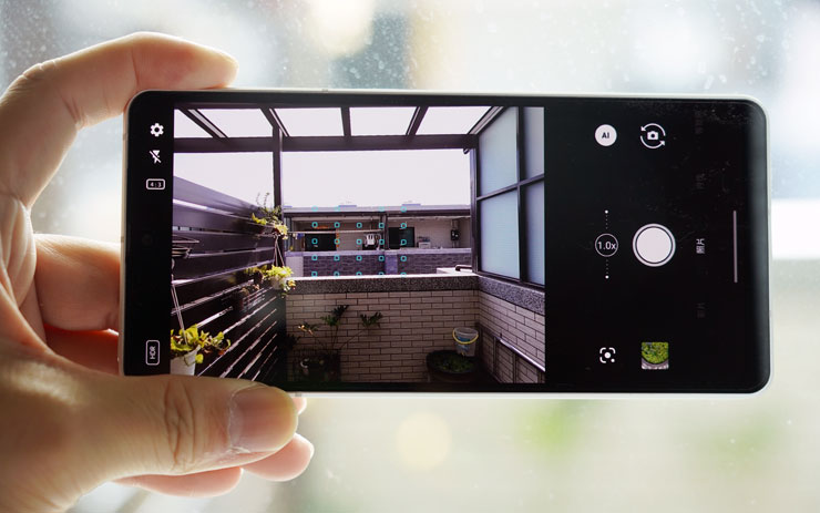 SHARP AQUOS sense7 plus 開箱體驗:日系質感、手感輕薄、優異螢幕與大容量電池兼備,相機表現可圈可點! - 阿祥的網路筆記本 相機本身的拍攝介面也十分簡潔,左右側各有功能設定鍵,拍攝模式設置於最右側,可上下滑動切換。