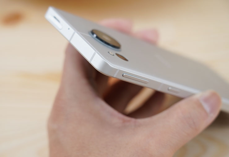 SHARP AQUOS sense7 plus 開箱體驗:日系質感、手感輕薄、優異螢幕與大容量電池兼備,相機表現可圈可點! - 阿祥的網路筆記本 SHARP 的造機工藝有不錯的水準,全機背蓋與邊框都有一致性的霧面磨砂處理,讓握持更為紮實。