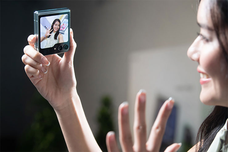 Galaxy Z Flip5搭載封面螢幕尺寸由上代1.9吋放大至3.4吋，創造更寬闊視野的嶄新體驗