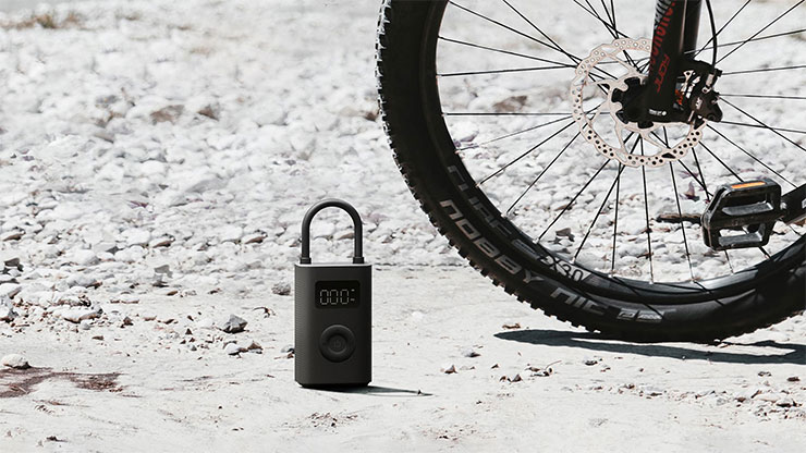 小米父親節給爸優惠,再精選小米生活「爸氣」新品 - 阿祥的網路筆記本 Xiaomi 電動打氣機 2,以全新的內部結構設計及高功率磁性馬達,讓充氣速度較前一代增加約25%,最快只要8分鐘就能充飽一條空輪胎