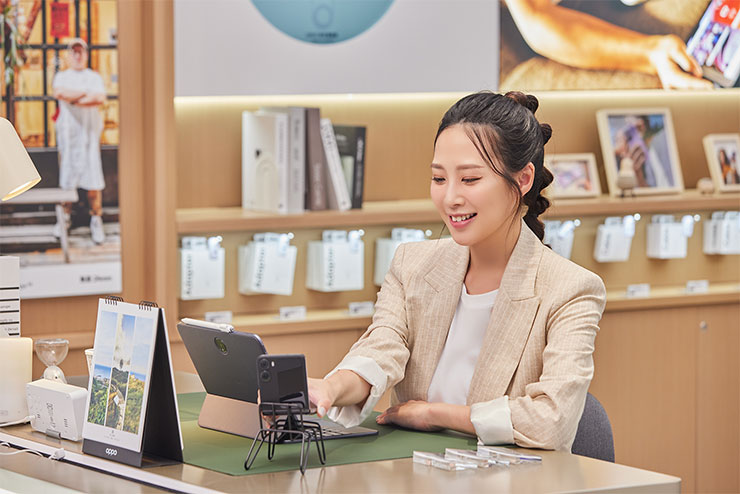 OPPO 台北三創旗艦店引入全球店格,8/5 起試營運、8/22 正式開幕! - 阿祥的網路筆記本 「辦公應用區」模擬上班情境,展示OPPO手機及AIoT產品跨裝置互聯的高效搭配應用。