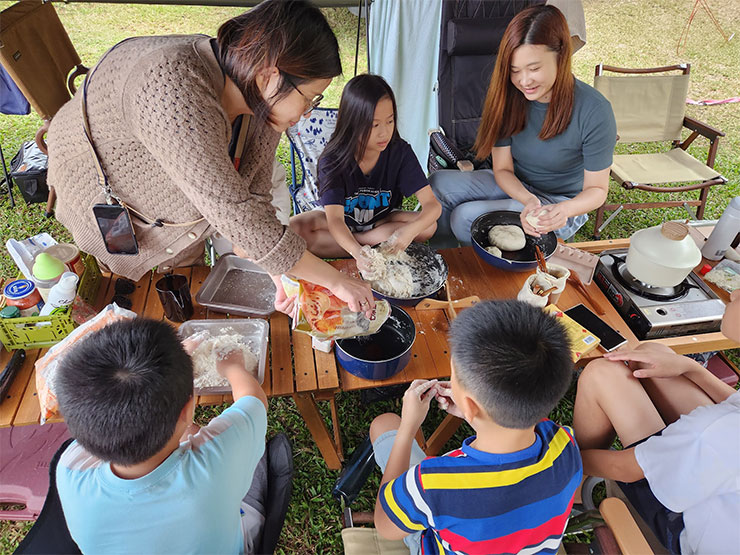 露營滿一年了!分享五個讓人喜愛的理由、新手露營入坑的五個建議! - 阿祥的網路筆記本 露營時有蠻多適合大家一起動作手 DIY 的動活,像是動手做料理。