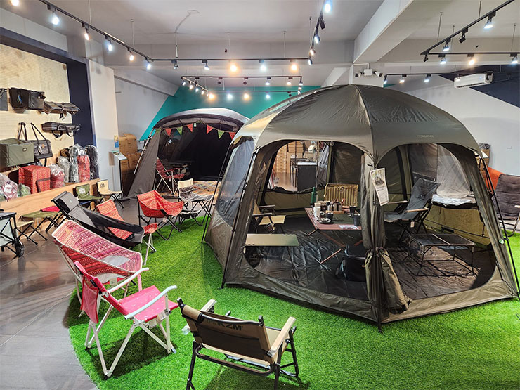 露營滿一年了!分享五個讓人喜愛的理由、新手露營入坑的五個建議! - 阿祥的網路筆記本 有展示帳篷、桌椅、床墊的大型露營店有蠻多選擇。