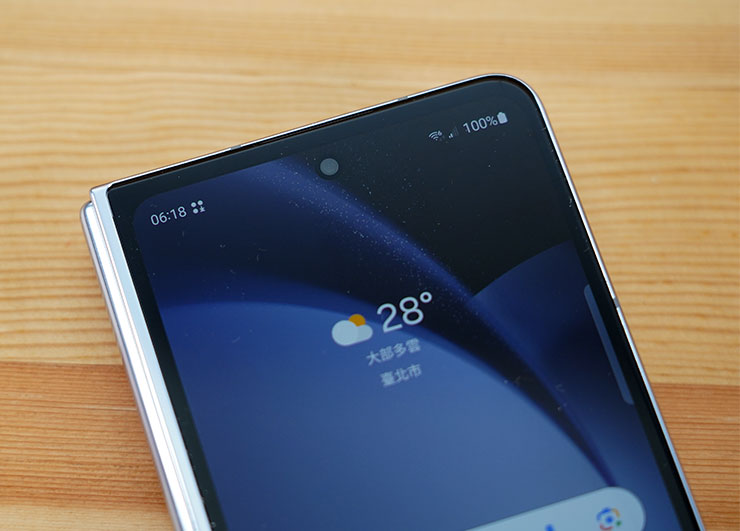 三星 Galaxy Z Fold5 星機免費試用開箱心得:符合現有用戶的期待嗎?新用戶是否適合入手? - 阿祥的網路筆記本 螢幕比例與前一代相同,封面螢幕同樣有挖孔式的自拍鏡頭。