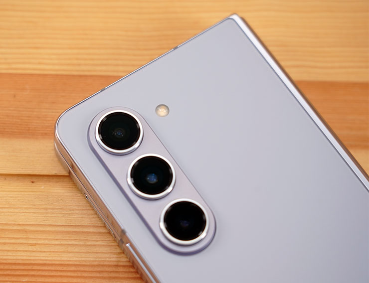 三星 Galaxy Z Fold5 星機免費試用開箱心得:符合現有用戶的期待嗎?新用戶是否適合入手? - 阿祥的網路筆記本 機身後側,主鏡頭乍看與前一代相同,但實際上 Galaxy Z Fold5 的閃光燈已移至鏡頭模組右側了。