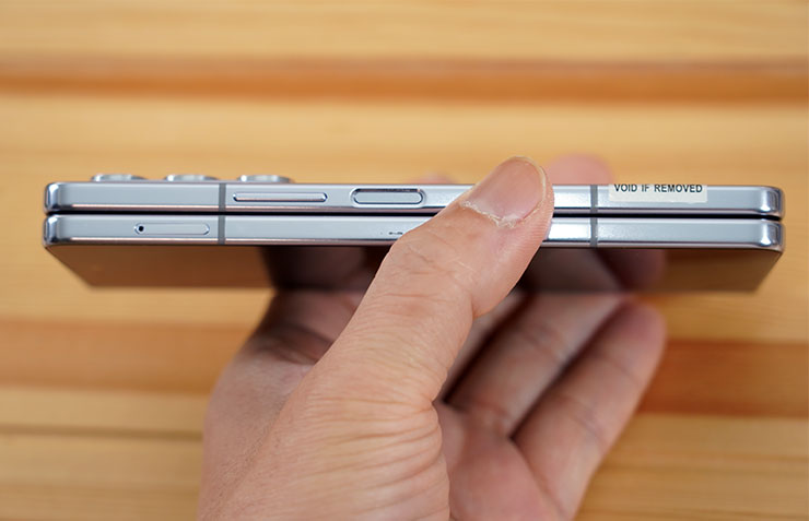三星 Galaxy Z Fold5 星機免費試用開箱心得:符合現有用戶的期待嗎?新用戶是否適合入手? - 阿祥的網路筆記本 機身側面,按鈕與 SIM 卡槽配置與前一代相同。