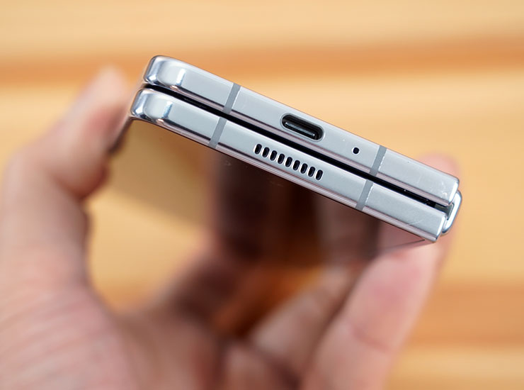 三星 Galaxy Z Fold5 星機免費試用開箱心得:符合現有用戶的期待嗎?新用戶是否適合入手? - 阿祥的網路筆記本 從機身底部來看,密合度的確是無可挑剔。
