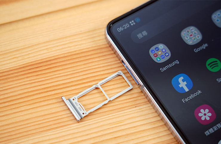 三星 Galaxy Z Fold5 星機免費試用開箱心得:符合現有用戶的期待嗎?新用戶是否適合入手? - 阿祥的網路筆記本 SIM 卡槽同樣為雙 nano SIM 卡的配置。