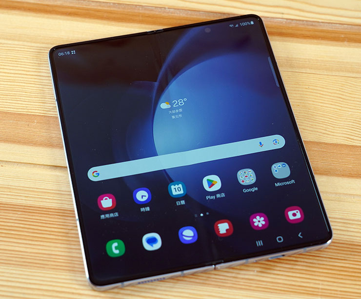 三星 Galaxy Z Fold5 星機免費試用開箱心得:符合現有用戶的期待嗎?新用戶是否適合入手? - 阿祥的網路筆記本 展開內螢幕,尺寸與比例也與前一代相同,但最大亮度與峰值亮度都有更好的提升。
