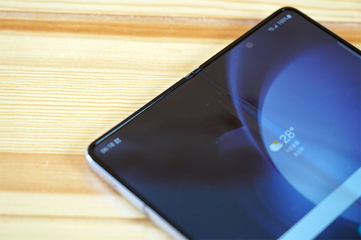 三星 Galaxy Z Fold5 星機免費試用開箱心得:符合現有用戶的期待嗎?新用戶是否適合入手? - 阿祥的網路筆記本 內螢幕同樣右上角設置有螢幕下前置鏡頭,畫素也是相同的 400 萬畫素。