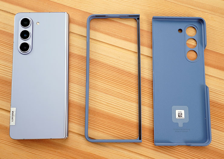 三星 Galaxy Z Fold5 星機免費試用開箱心得:符合現有用戶的期待嗎?新用戶是否適合入手? - 阿祥的網路筆記本 搭配 Galaxy Z Fold5 的全新「薄型保護殼(附 S Pen)」同樣為兩片式設計,其中套上封面螢幕的這一邊安裝與取下要注意,比較容易變型導致鬆動。