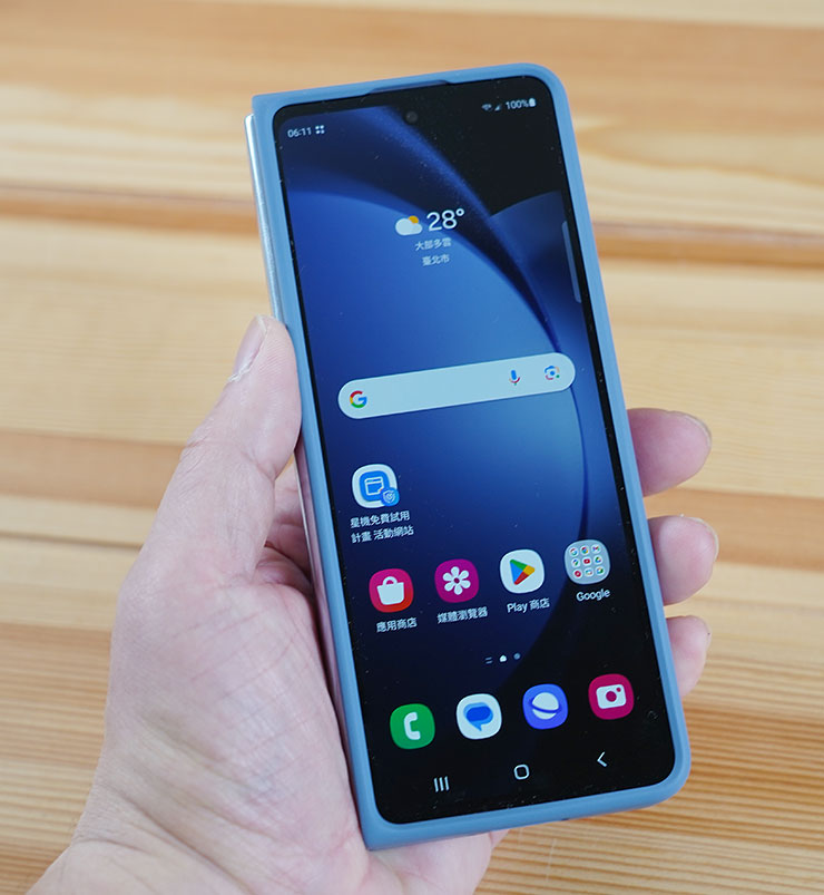 三星 Galaxy Z Fold5 星機免費試用開箱心得:符合現有用戶的期待嗎?新用戶是否適合入手? - 阿祥的網路筆記本 Galaxy Z Fold5 套上「薄型保護殼(附 S Pen)」的正面樣子。
