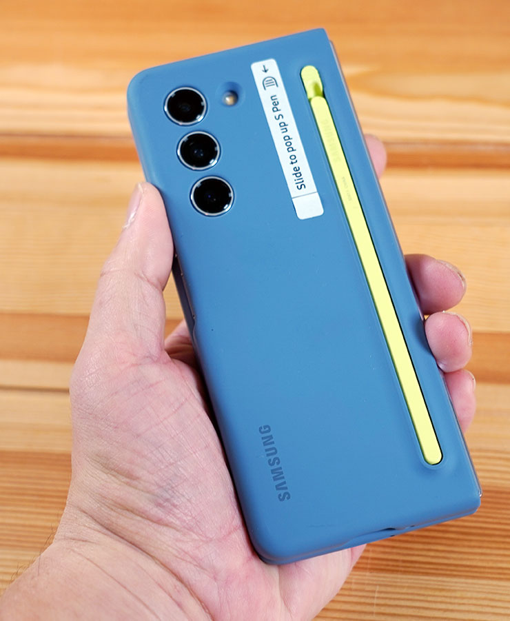 三星 Galaxy Z Fold5 星機免費試用開箱心得:符合現有用戶的期待嗎?新用戶是否適合入手? - 阿祥的網路筆記本 背面可看到鏡頭包覆的設計與過去不同,只會露出鏡頭本體與閃光燈的挖孔,而 S Pen 是直接嵌入收納至背殼上的。
