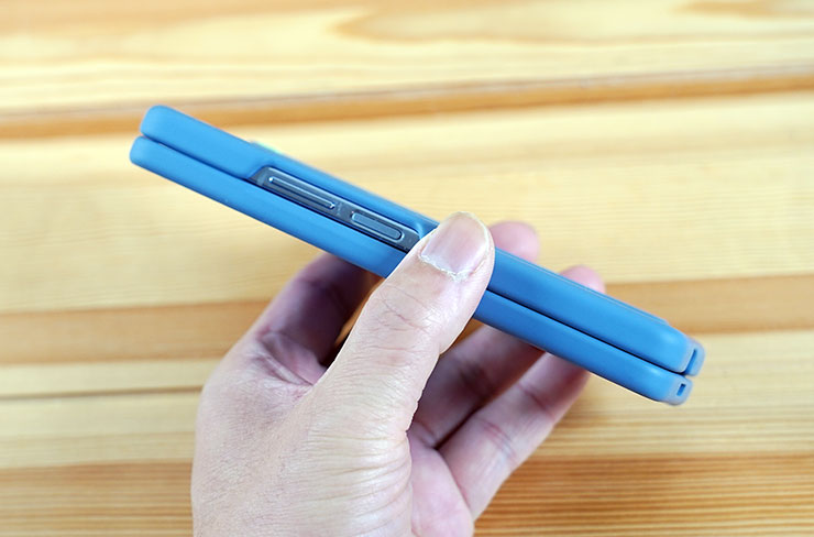 三星 Galaxy Z Fold5 星機免費試用開箱心得:符合現有用戶的期待嗎?新用戶是否適合入手? - 阿祥的網路筆記本 裝上「薄型保護殼(附 S Pen)」後的側面樣子。