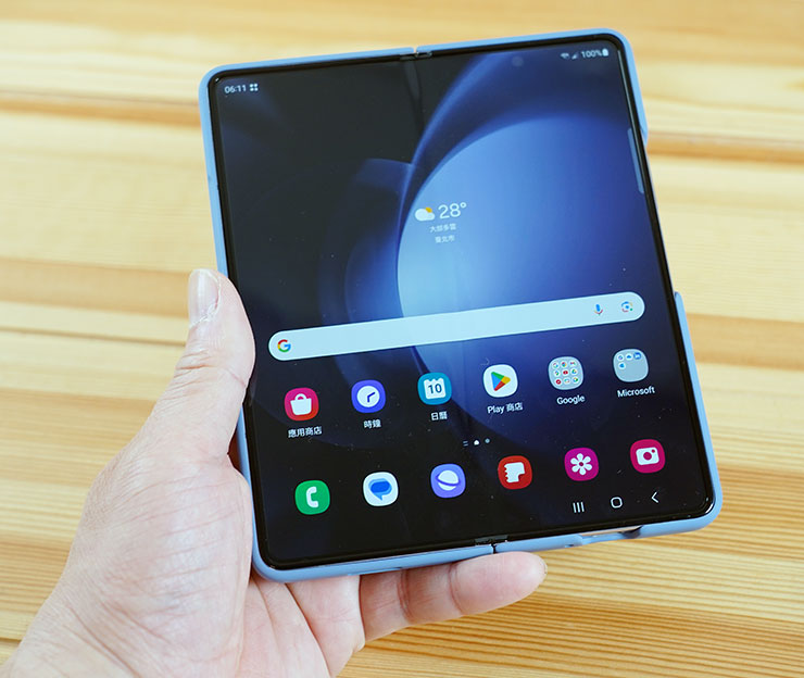 三星 Galaxy Z Fold5 星機免費試用開箱心得:符合現有用戶的期待嗎?新用戶是否適合入手? - 阿祥的網路筆記本 裝上「薄型保護殼(附 S Pen)」後內螢幕展開的樣子。