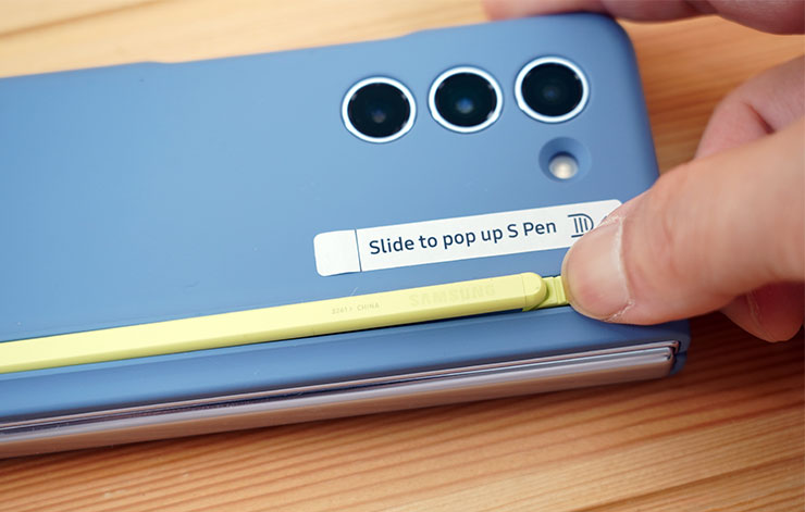 三星 Galaxy Z Fold5 星機免費試用開箱心得:符合現有用戶的期待嗎?新用戶是否適合入手? - 阿祥的網路筆記本 背殼的 S Pen 取出方式是向下推來「擠」出 S Pen。