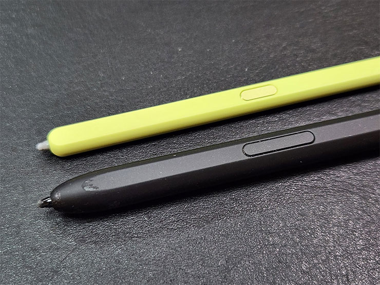 三星 Galaxy Z Fold5 星機免費試用開箱心得:符合現有用戶的期待嗎?新用戶是否適合入手? - 阿祥的網路筆記本 今年薄型化的 S Pen (圖上)與之前 S Pen For Fold (圖下)的版本尺寸差異很明顯。