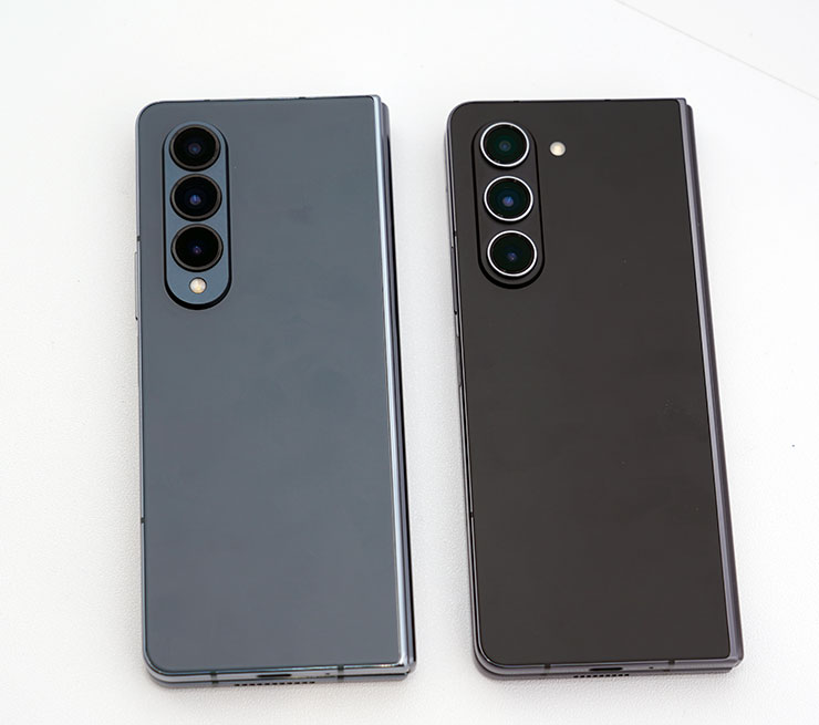 三星 Galaxy Z Fold5 星機免費試用開箱心得:符合現有用戶的期待嗎?新用戶是否適合入手? - 阿祥的網路筆記本 在外觀方面,Galaxy Z Fold5 (圖右)的主相機閃光燈移至鏡頭模組右方,有別於 Z Fold4(圖左)的下方。
