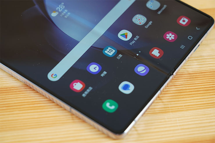 三星 Galaxy Z Fold5 星機免費試用開箱心得:符合現有用戶的期待嗎?新用戶是否適合入手? - 阿祥的網路筆記本 許多人在意可摺疊螢幕手機「摺痕」的問題,其實依舊無法做到完全無法查覺,但實際點亮螢幕使用時的確是不會造成任何的干擾,這也是阿祥使用兩年以來的實際心得。
