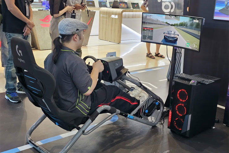 Logitech G PRO 直驅式專業賽車方向盤、踏板與 Trophy 賽車椅一整個組合，搭配曲面螢幕很有沉浸感…但螢幕再大一點會更好！