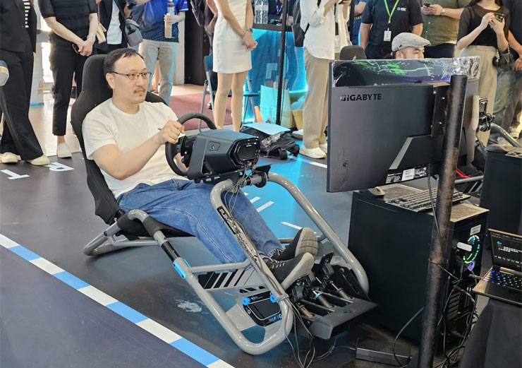 Logitech G PRO 直驅式專業賽車方向盤有著真實的力回饋，遊玩起來能比擬真實駕車一樣「手感」十足