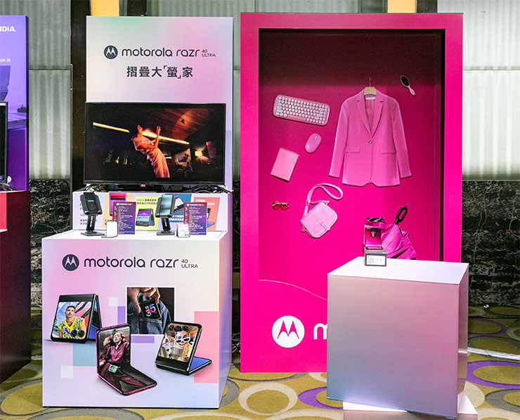 2023 Lenovo TW Accelerate 通路展望大會鎖定「AI商機」助力台灣企業數位轉型! - 阿祥的網路筆記本 為強調Motorola摺疊機非凡洋紅的亮眼色系和尖端科技,Lenovo打造Motorola芭比拍照亭,讓razr 40雙旗艦摺疊機大展商務時尚。
