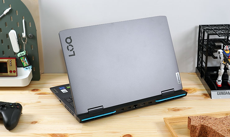 Lenovo LOQ 15" Intel 的整體設計乍看之下與 Legion 系列機型十分類似，也同樣為灰色調的上蓋配色與霧面質感呈現。