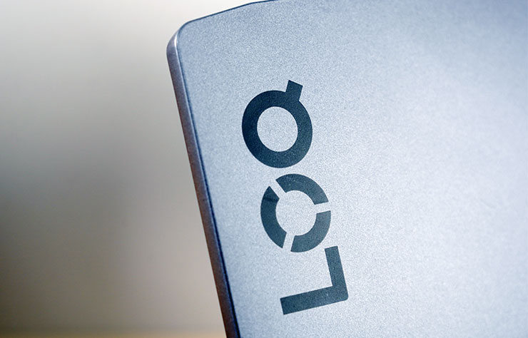 不過上蓋左側的 LOQ LOGO 還是能夠區別設計的不同，且改採較樸實的黑色印刷，看起來略為低調。