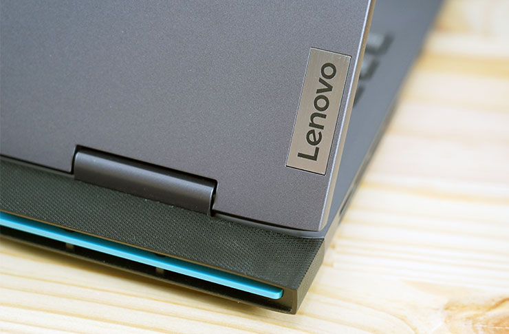 上蓋右下角同樣有 Lenovo 的銘牌，以及機身尾部左右各有一道亮藍色的飾條，讓視覺變得活潑起來。